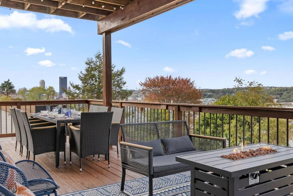 Skyline - Outside Decks - Contemporary Holiday home *